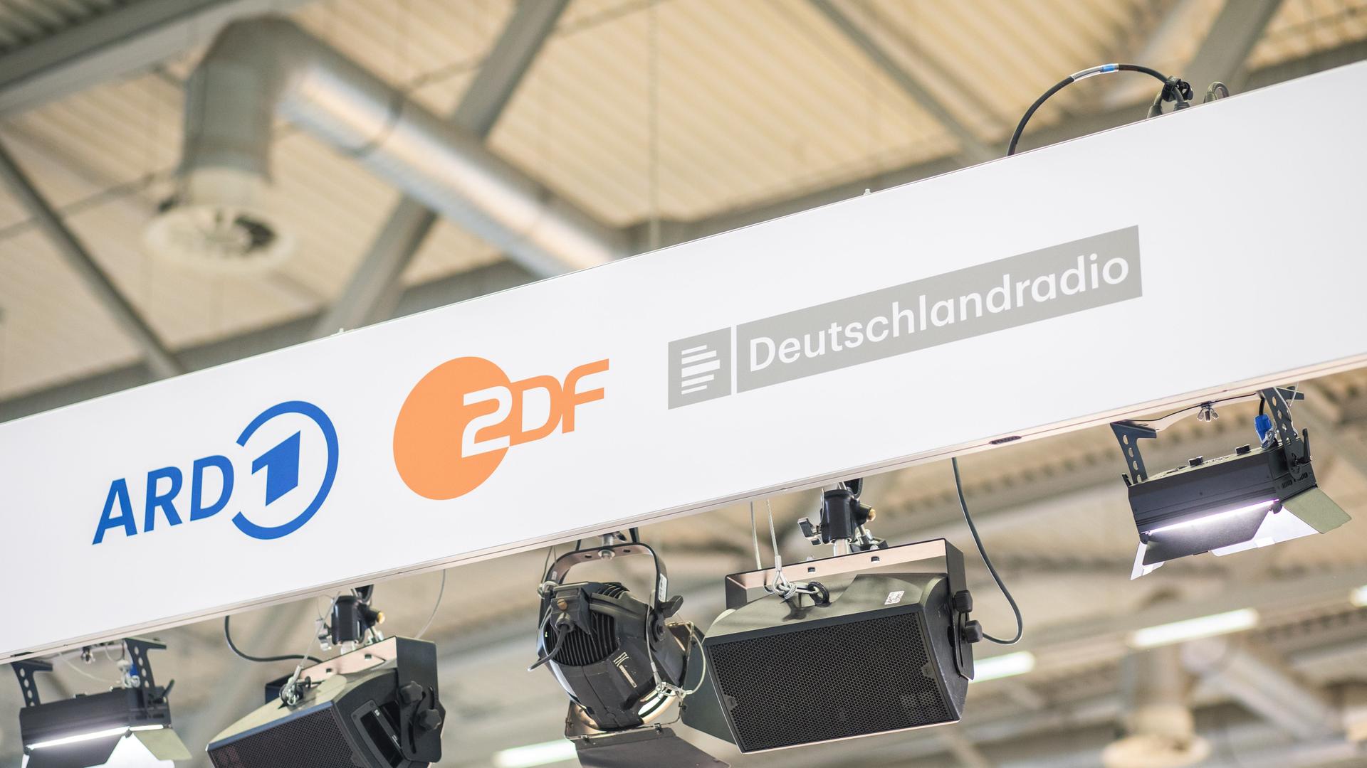 Gemeinschaftsstand von ARD, ZDF und Deutschlandradio auf der didacta 2024.