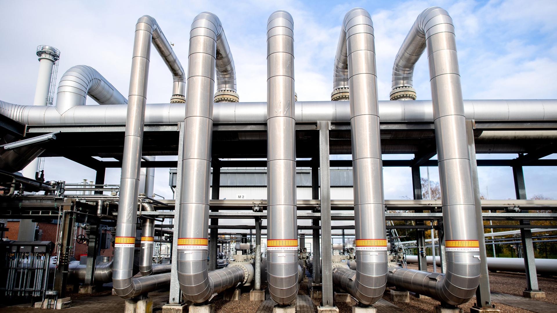 Zahlreiche Rohre verlaufen an einer technischen Anlage zur Verdichtung von Erdgas auf dem Gelände des Erdgasspeichers Rehden der astora GmbH. 