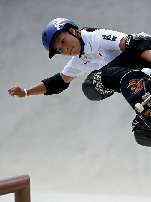 Sakura Yosozumi im olympischen Vorkampf beim Skateboard in Tokio