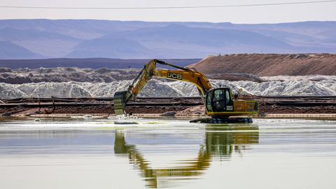 In Atacama in Chile wird am 29. Juli 2024 mit Bergbaulastwagen Lithiumsulfat verladen.