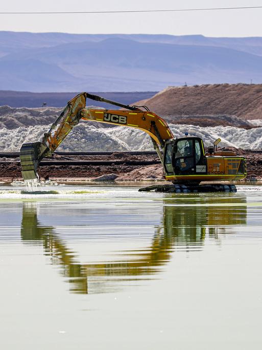 In Atacama in Chile wird am 29. Juli 2024 mit Bergbaulastwagen Lithiumsulfat verladen. In Atacama in Chile wird am 29. Juli 2024 mit Bergbaulastwagen Lithiumsulfat verladen.
