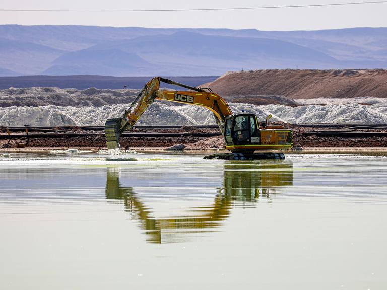 In Atacama in Chile wird am 29. Juli 2024 mit Bergbaulastwagen Lithiumsulfat verladen. In Atacama in Chile wird am 29. Juli 2024 mit Bergbaulastwagen Lithiumsulfat verladen.