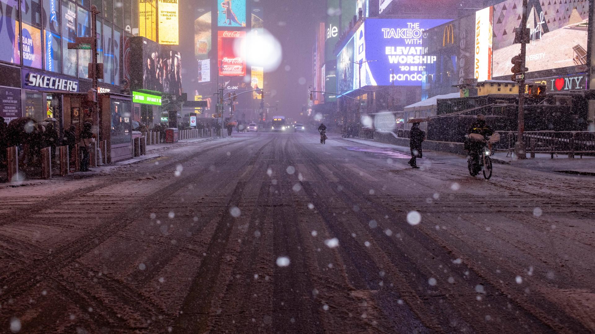 Leere und verschneite Straßen mitten in New York.