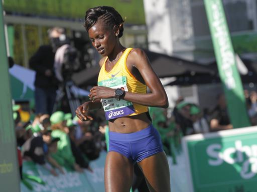 Die kenianische Marathonläuferin Purity Rionoripo beim Paris-Marathon 2017.