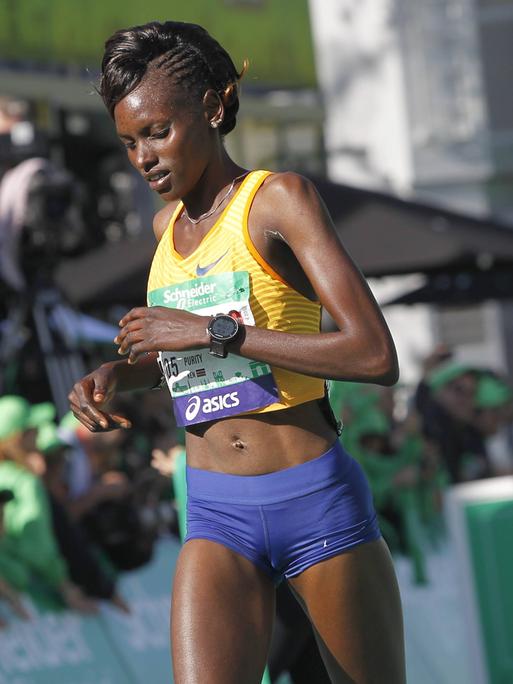 Die kenianische Marathonläuferin Purity Rionoripo beim Paris-Marathon 2017.