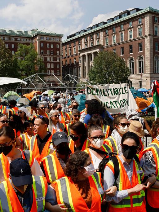 USA, New York: Lehrkräfte und Mitarbeiter der Columbia University versammeln sich auf dem Campus in Solidarität mit protestierenden Studenten, die gegen die Investitionen der Universität in Israel demonstrieren.