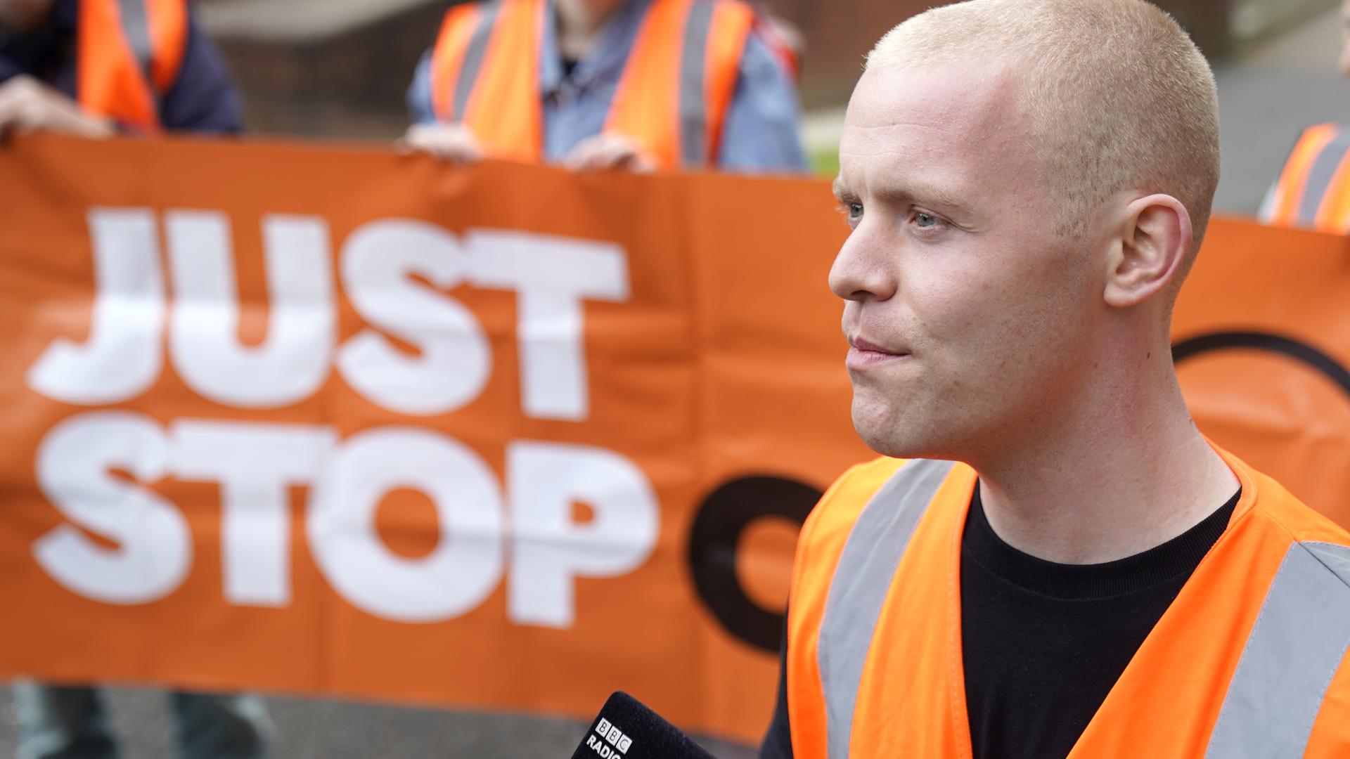 Klimaaktivist der Gruppe "Just Stop Oil", Edred "Eddie" Whittingham, nach einem Gerichtstermin in der britischen Stadt Sheffield. Klimaaktivist der Gruppe "Just Stop Oil", Edred "Eddie" Whittingham, nach einem Gerichtstermin in der britischen Stadt Sheffield.