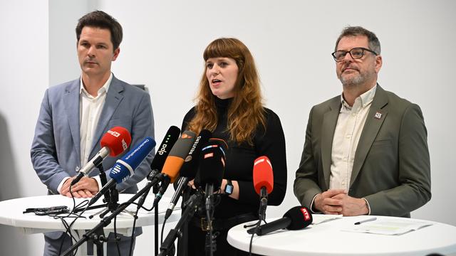Steffen Krach, Fraktionsvorsitzender der SPD im Berliner Abgeordnetenhaus (links), Kerstin Wolter (Die Linke, Mitte) und Werner Graf, Co-Vorsitzender der Grünen-Fraktion (rechts) stehen gemeinsam an einem Tisch. Vor ihnen stehen viele Mikrofone.