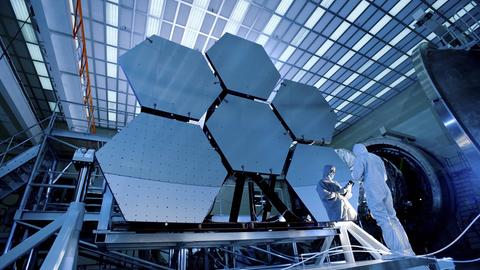 Ingenieure beim Test eines Elements des James-Webb-Weltraumteleskops  (Archivbild)