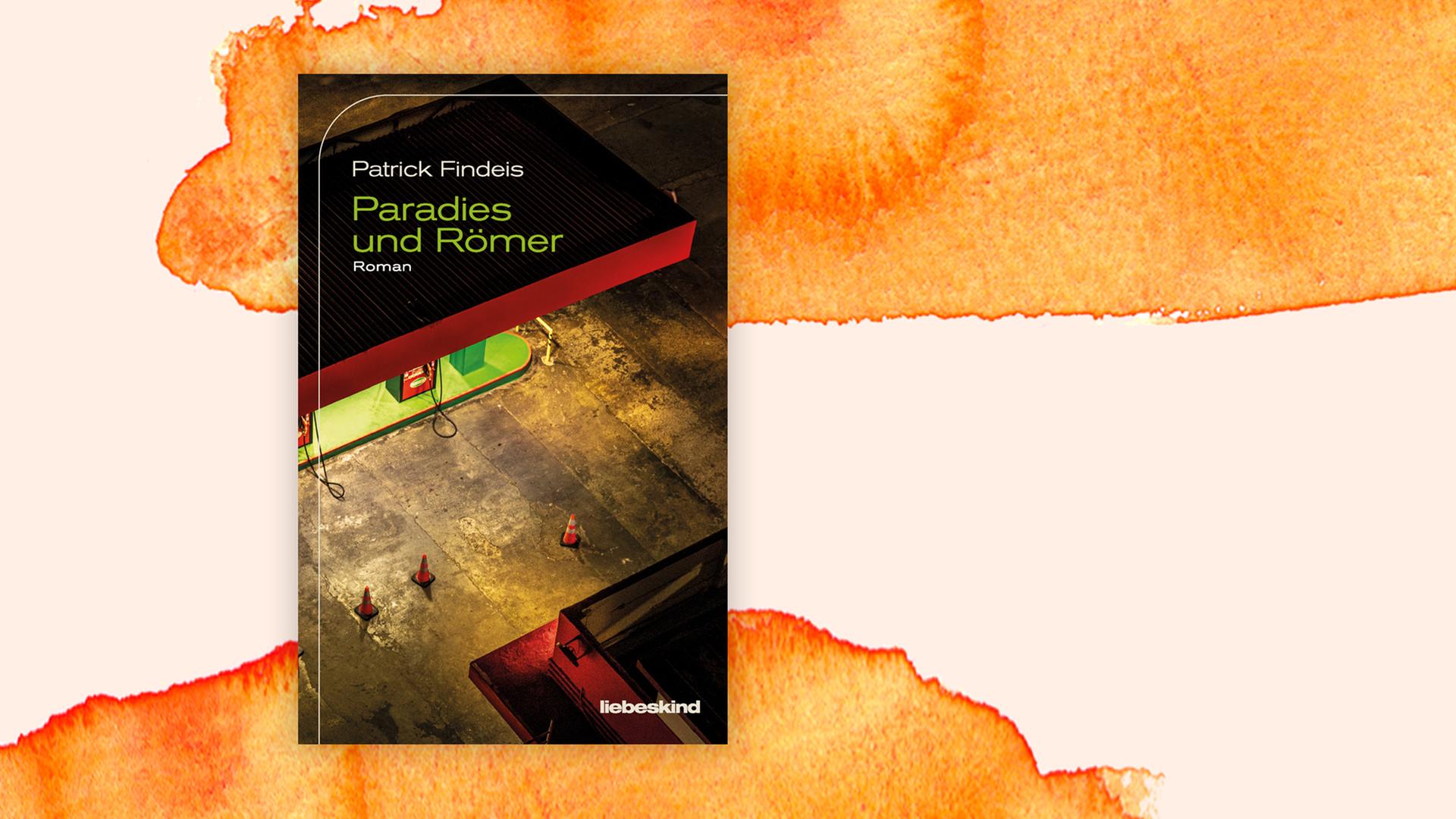 Das Cover des Romans von Patrick Findeis, "Paradies und Römer", auf orange-weißem Hintergrund. Auf dem Cover sind bei Nacht drei Pylonen auf einem hell erleuchteten Tankstellen-Gelände zu erkennen. 