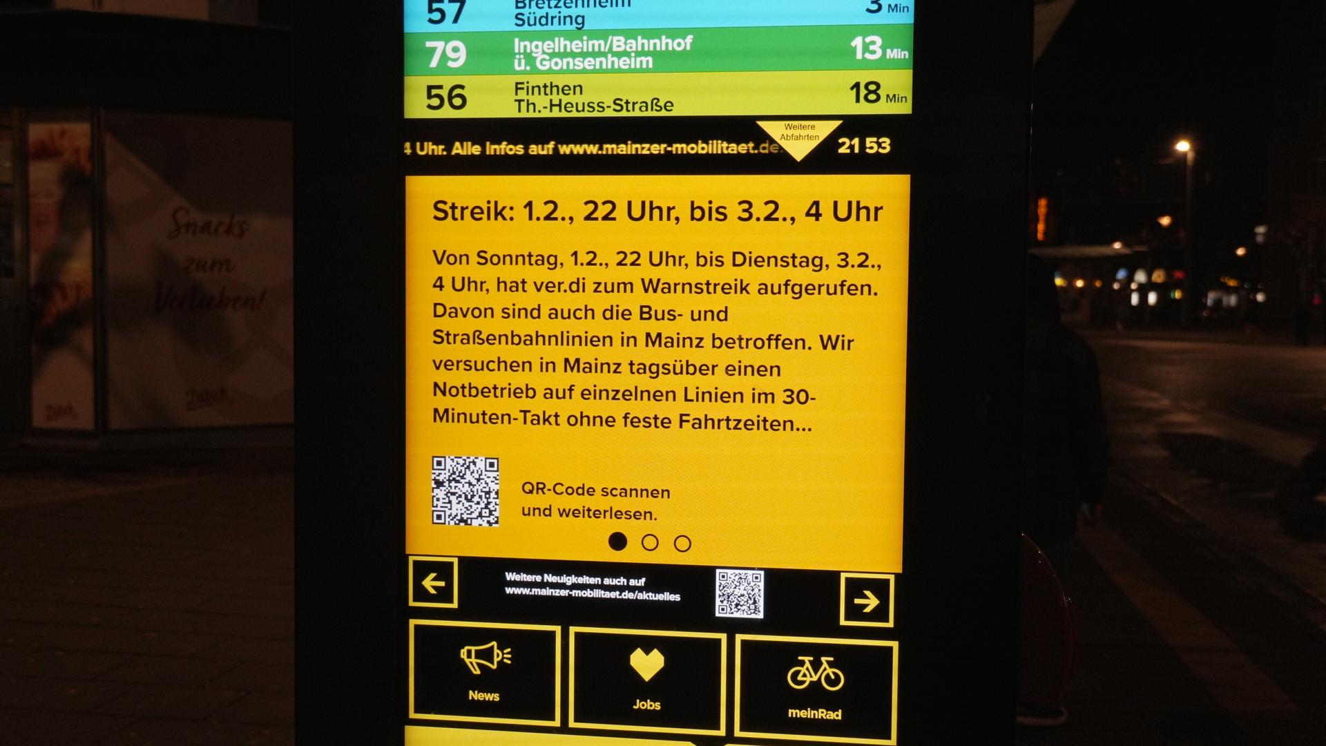 Blick auf die gelbe Videotafel mit schwarzer Schrift. Es ist dunkel. Blick auf die gelbe Videotafel mit schwarzer Schrift. Es ist dunkel.