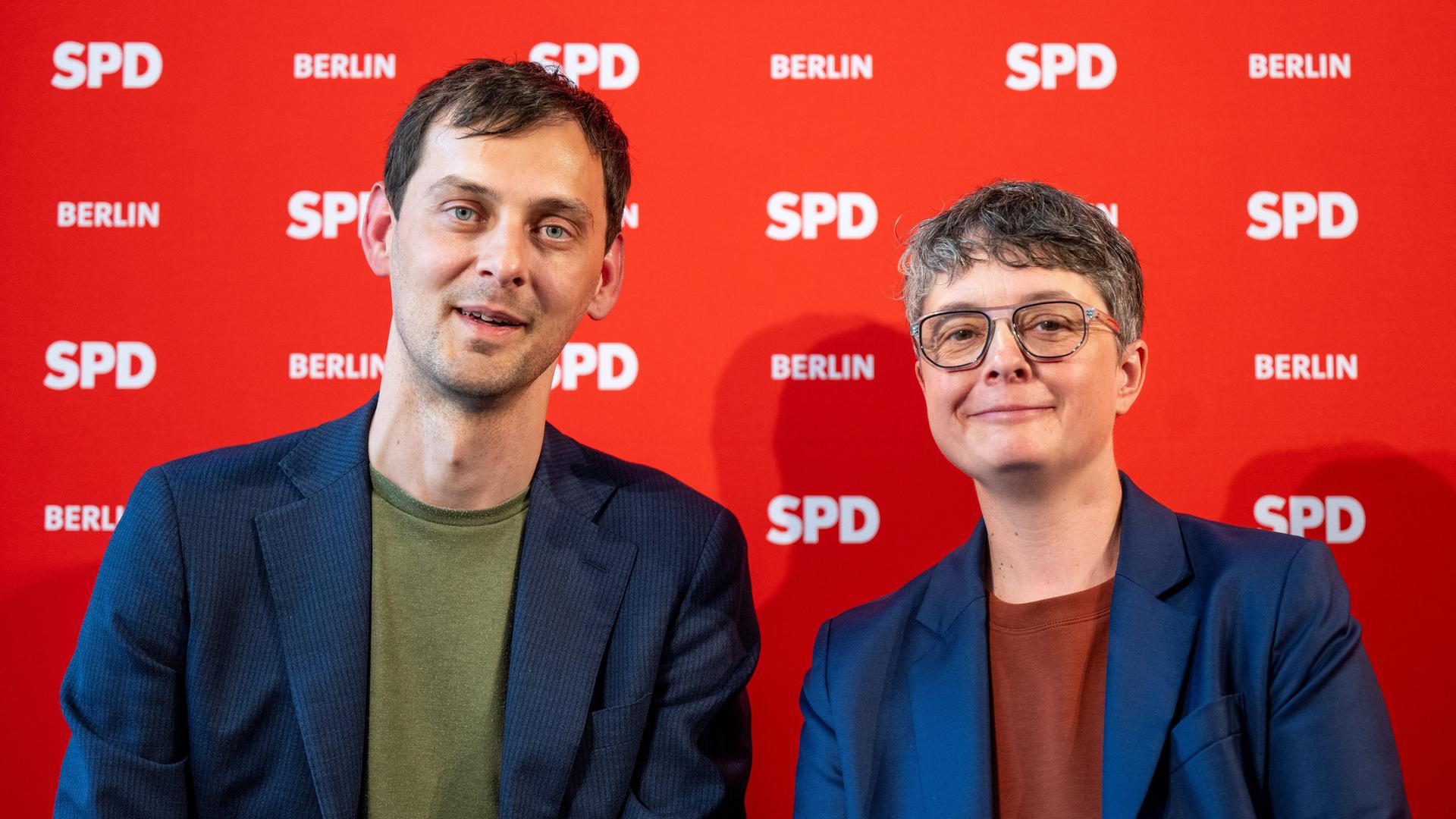 Martin Hikel und Nicola Böcker-Giannini bei der Verkündung des Ergebnisses der Stichwahl zum Berliner SPD-Parteivorsitz im Kurt-Schuhmacher-Haus. Martin Hikel und Nicola Böcker-Giannini bei der Verkündung des Ergebnisses der Stichwahl zum Berliner SPD-Parteivorsitz im Kurt-Schuhmacher-Haus.