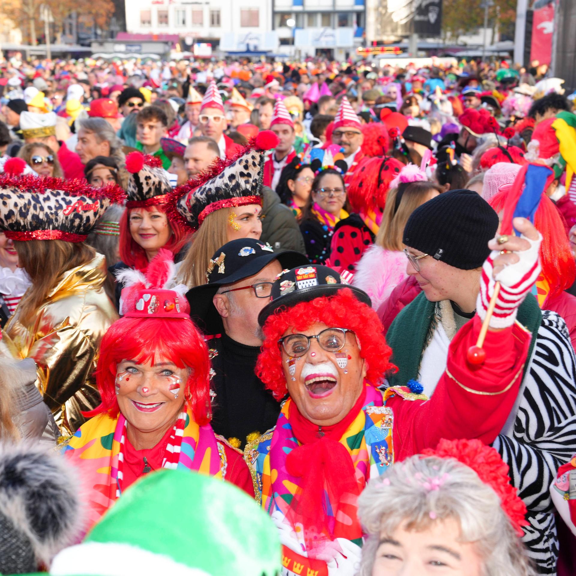 Kölner Karneval: Verkleidete Menschen feiern beim Sessionsauftakt auf dem Heumarkt.