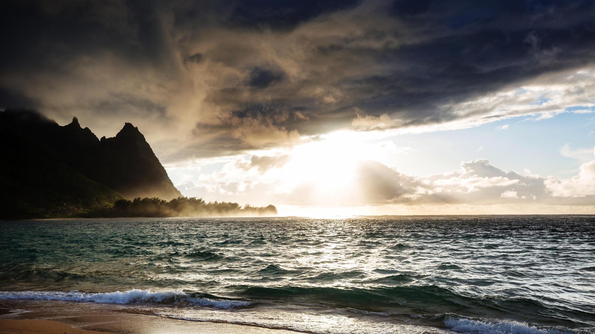 Blick vom Tunnels Beach auf Kauai über den Pazifik und gegen einen dramatisch bewölkten Himmel