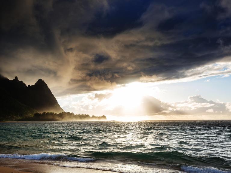 Blick vom Tunnels Beach auf Kauai über den Pazifik und gegen einen dramatisch bewölkten Himmel