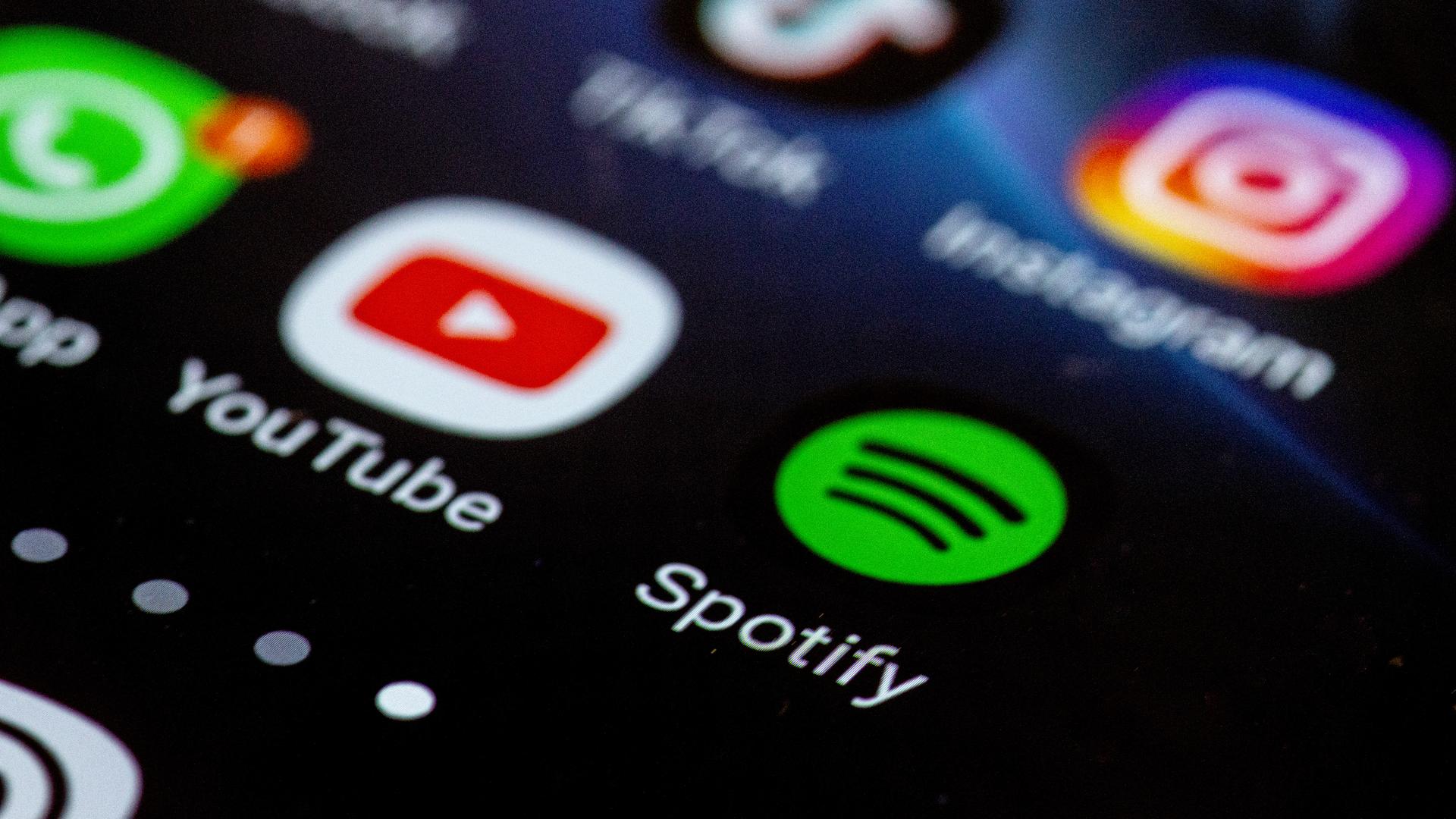 mobile phone, display, screen, apps, Youtube app, Spotify app. mobile phone, display, screen, apps, Youtube app, Spotify app.