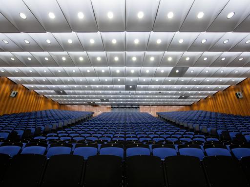 Coronavirus - Leerer Hörsaal an Uni Münster