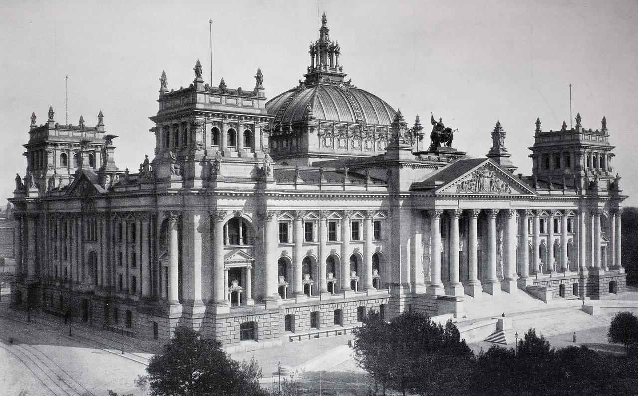 Das Reichstagsgebäude in Berlin von Paul Wallot in einer Zeichnung von 1895.