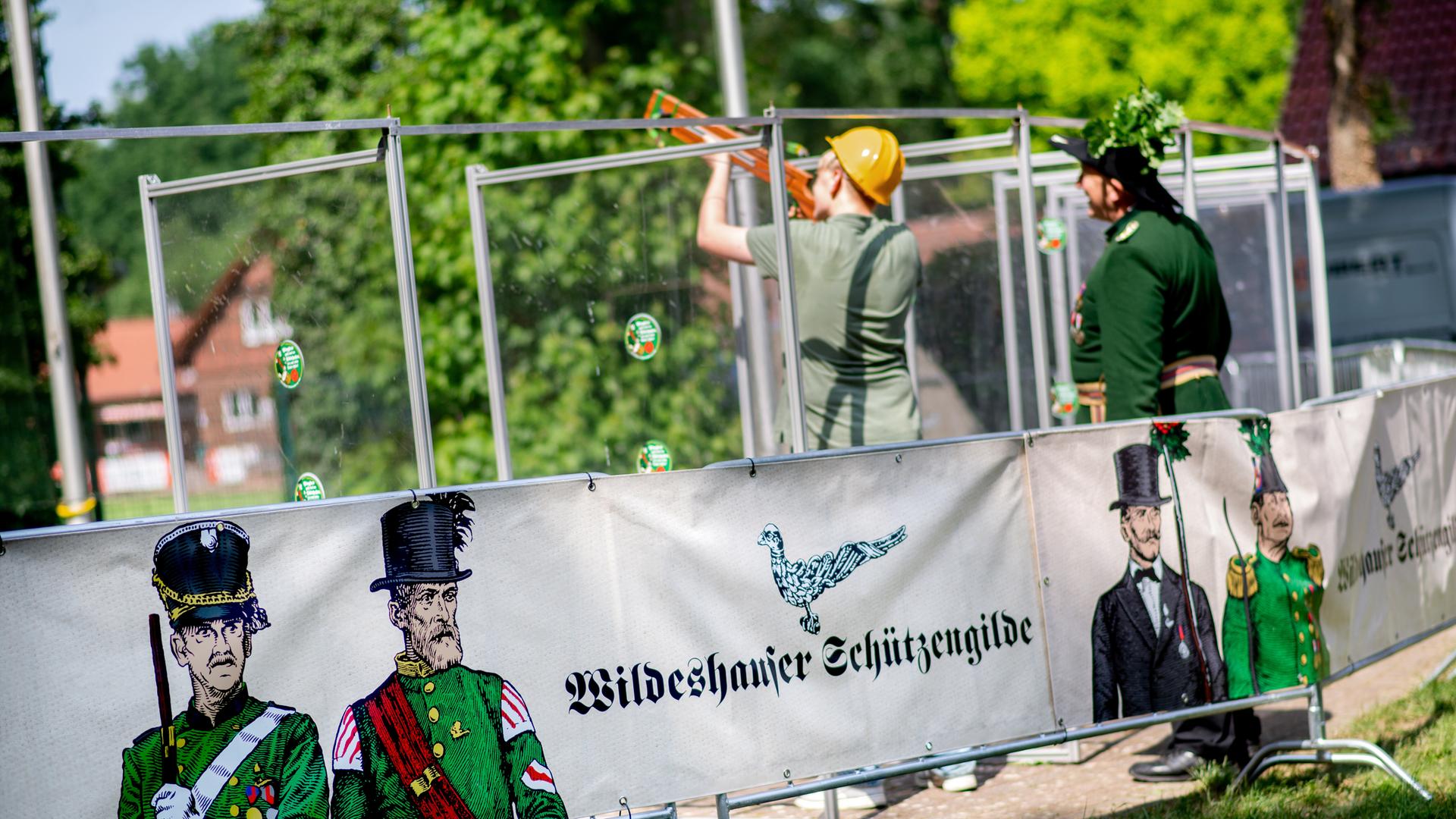 Ein junger Schütze schießt mit seiner Armbrust beim Kinderschützenfest auf dem Gildefest Wildeshausen auf den sogenannten "Papagoy". Ein junger Schütze schießt mit seiner Armbrust beim Kinderschützenfest auf dem Gildefest Wildeshausen auf den sogenannten "Papagoy".