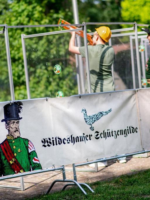 Ein junger Schütze schießt mit seiner Armbrust beim Kinderschützenfest auf dem Gildefest Wildeshausen auf den sogenannten "Papagoy".