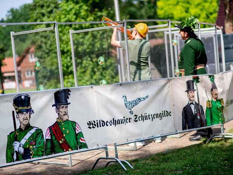 Ein junger Schütze schießt mit seiner Armbrust beim Kinderschützenfest auf dem Gildefest Wildeshausen auf den sogenannten "Papagoy".
