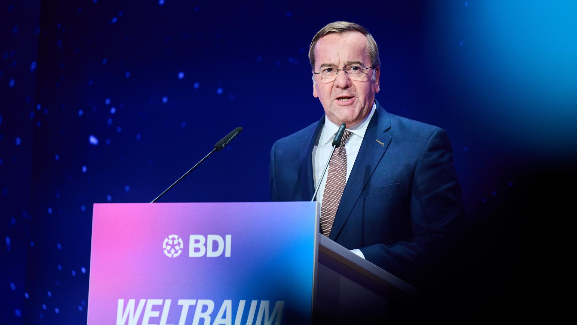 Das Bild zeigt Boris Pistorius. Er spricht auf dem Weltraumkongress "NewSpace. Aufbruch in die industrielle Zukunft."