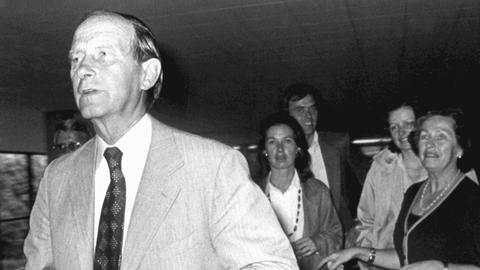 Schwarzweiß-Aufnahme des CDU-Politikers Hans Filbinger, der sich unruhig vom Bildzentrum wegbewegt.