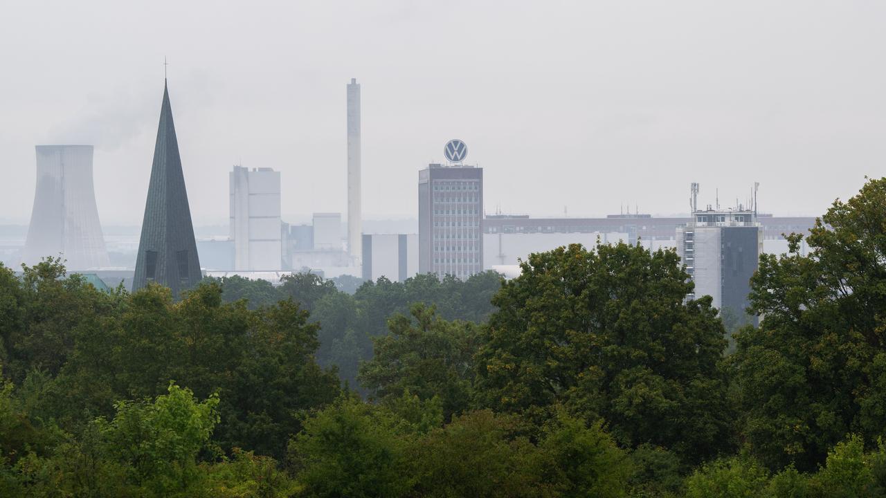 Blick auf das VW-Stammwerk mit dem Markenhochhaus. 