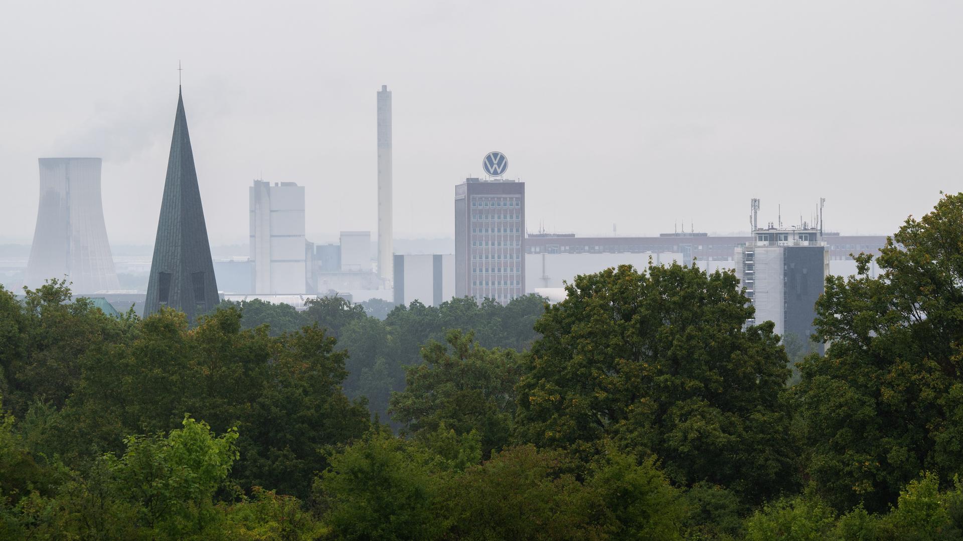 Blick auf das VW-Stammwerk mit dem Markenhochhaus. 