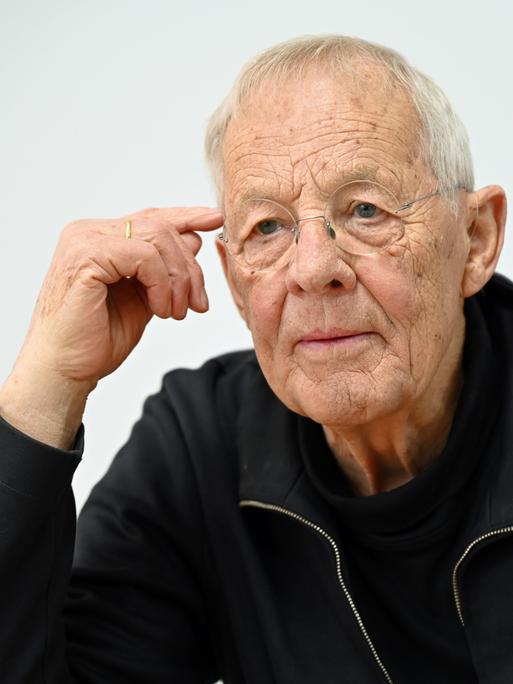 Der Schauspieler Rolf Becker im Porträt Der Schauspieler Rolf Becker im Porträt