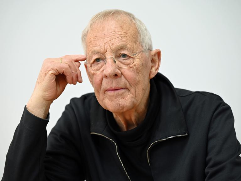 Der Schauspieler Rolf Becker im Porträt Der Schauspieler Rolf Becker im Porträt