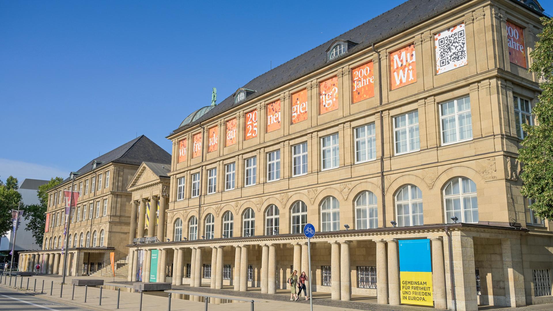 Die Frontfassade des Hessisches Landesmuseum für Kunst und Natur in Wiesbaden mit klassizistischem Einbgangsportal und zwei Seitenflügeln. Die Frontfassade des Hessisches Landesmuseum für Kunst und Natur in Wiesbaden mit klassizistischem Einbgangsportal und zwei Seitenflügeln.