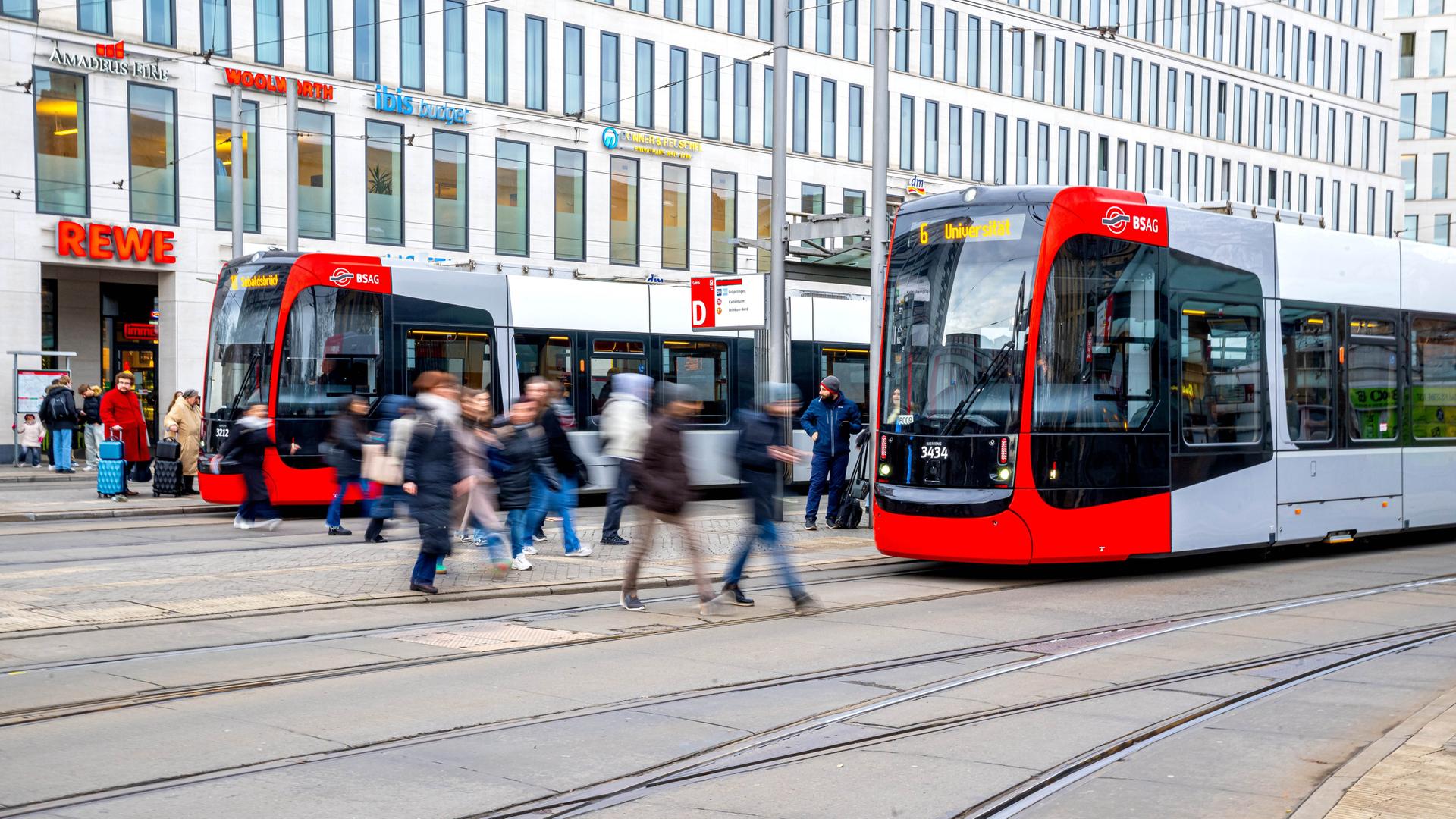 Straßenbahnen halten an der Haltestelle Hauptbahnhof in Bremen Straßenbahnen halten an der Haltestelle Hauptbahnhof in Bremen