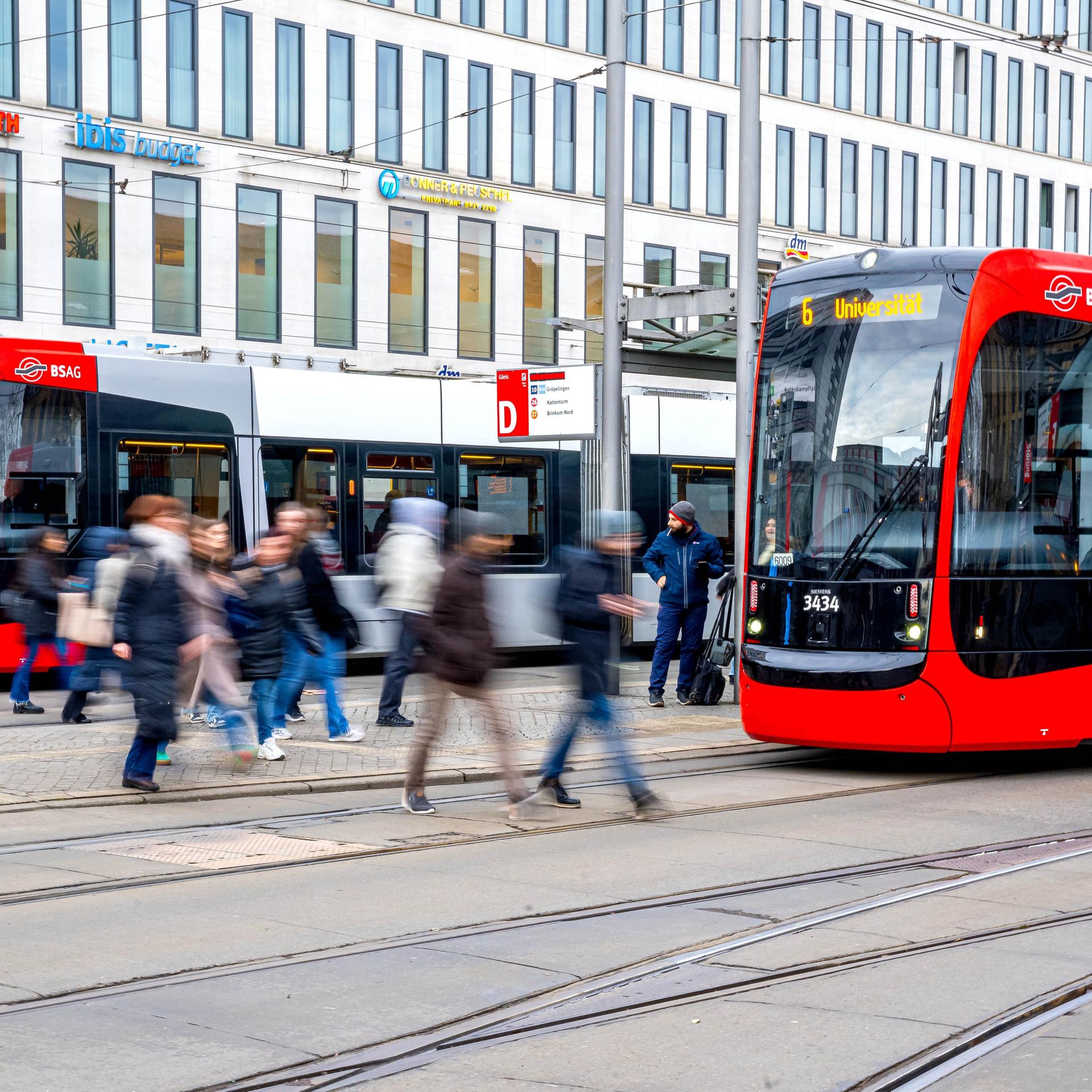 Straßenbahnen halten an der Haltestelle Hauptbahnhof in Bremen