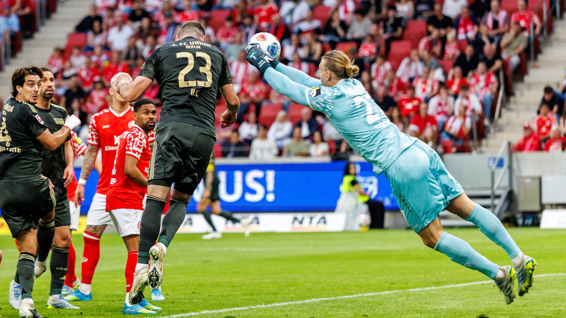 Fußball-Bundesliga: Mainz gegen Union Berlin; Andrej Ilic (Union Berlin) kurz vor seinem Tor zum 1:0 - weitere Spieler beider Mannschaften sind zu sehen. Fußball-Bundesliga: Mainz gegen Union Berlin; Andrej Ilic (Union Berlin) kurz vor seinem Tor zum 1:0 - weitere Spieler beider Mannschaften sind zu sehen.