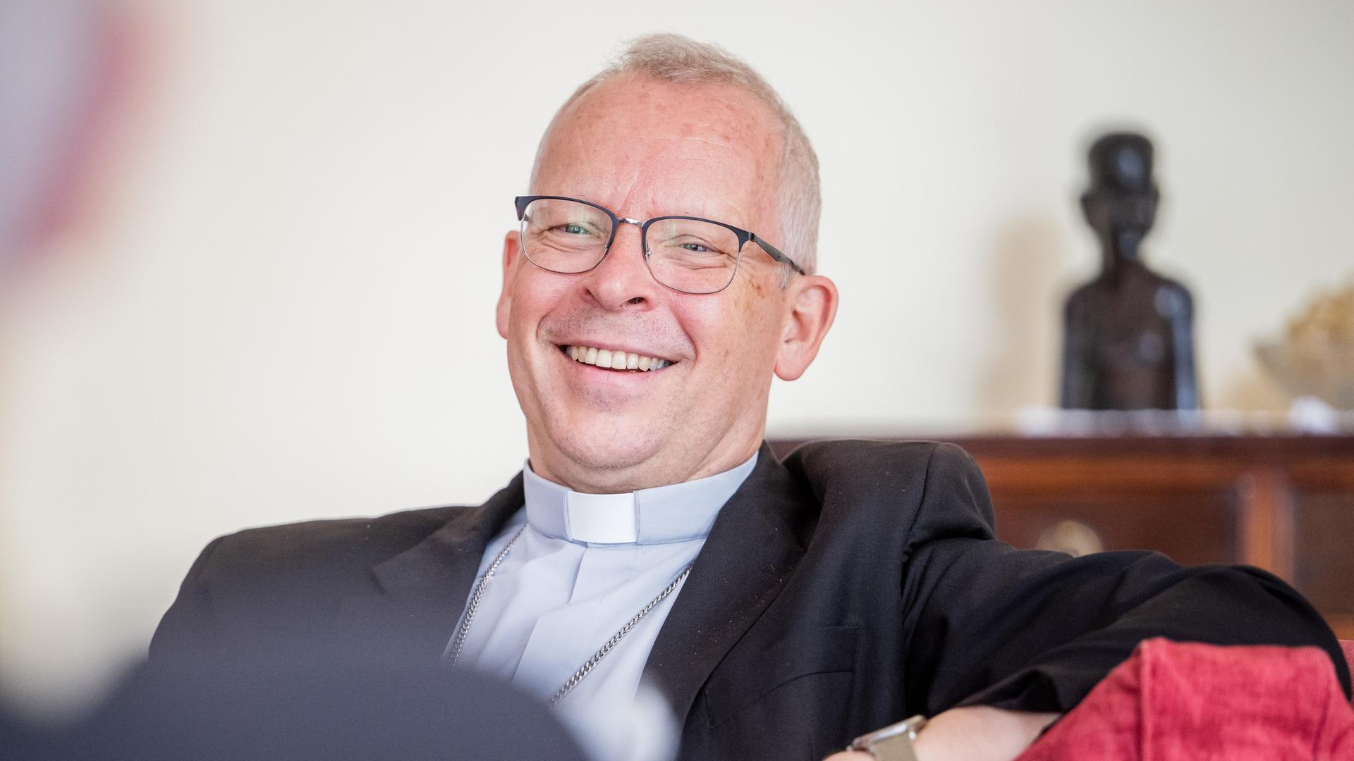 Der apostolische Nuntius Erzbischof Hubertus Matheus Maria van Megen lächelt.