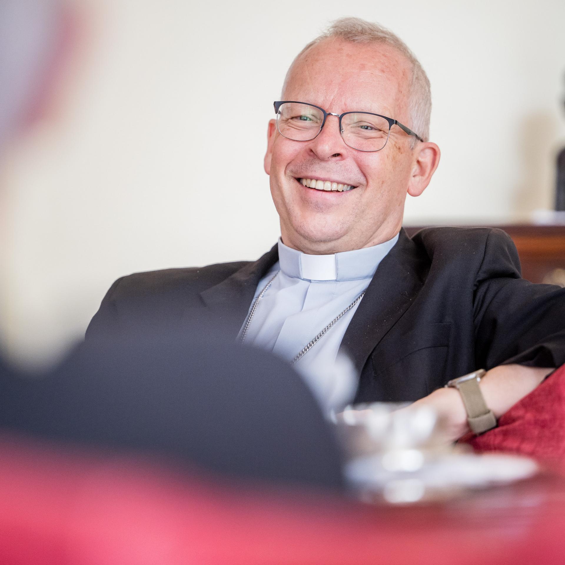 Der apostolische Nuntius Erzbischof Hubertus Matheus Maria van Megen lächelt.