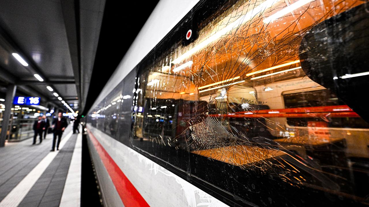 Ein ICE mit zersplitterter Scheibe steht in einem Bahnhof.