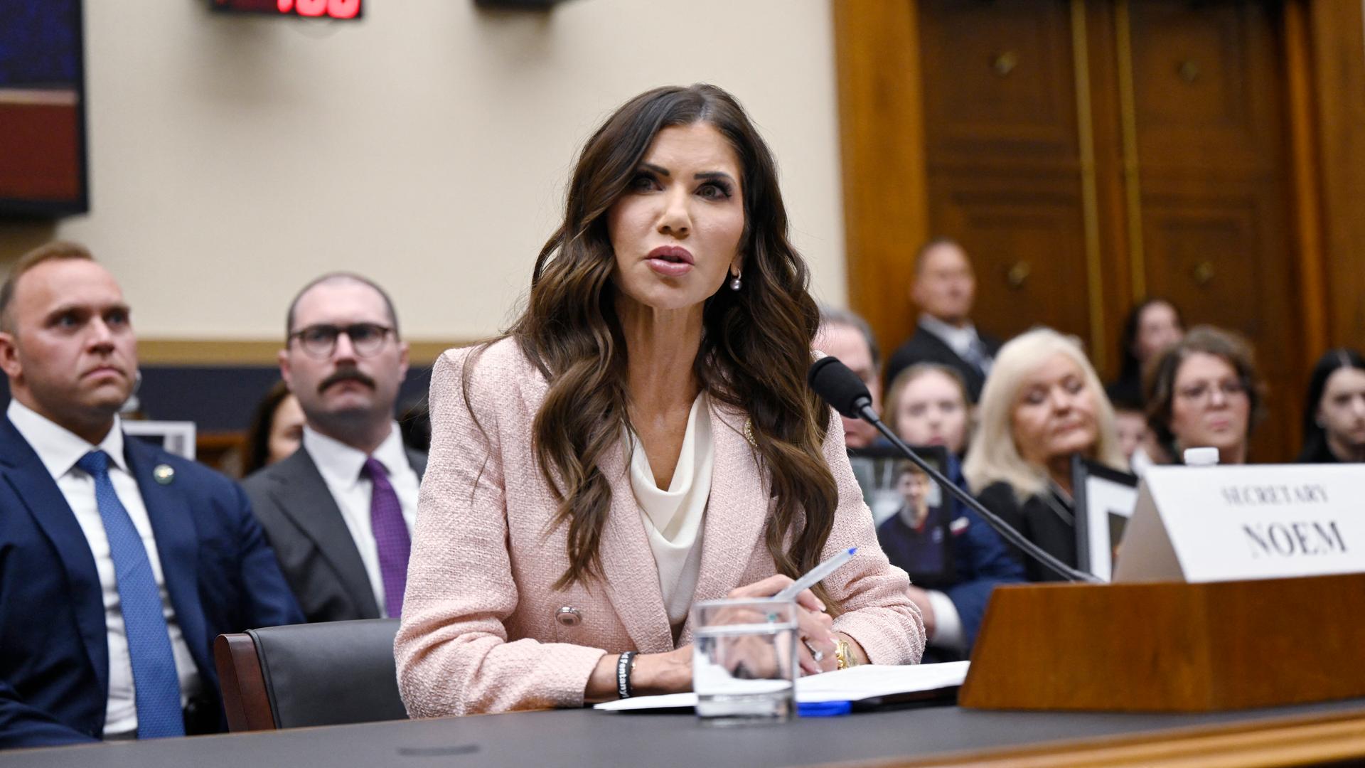 US-Heimatschutzministerin Kristi Noem bei einer Senatsanhörung