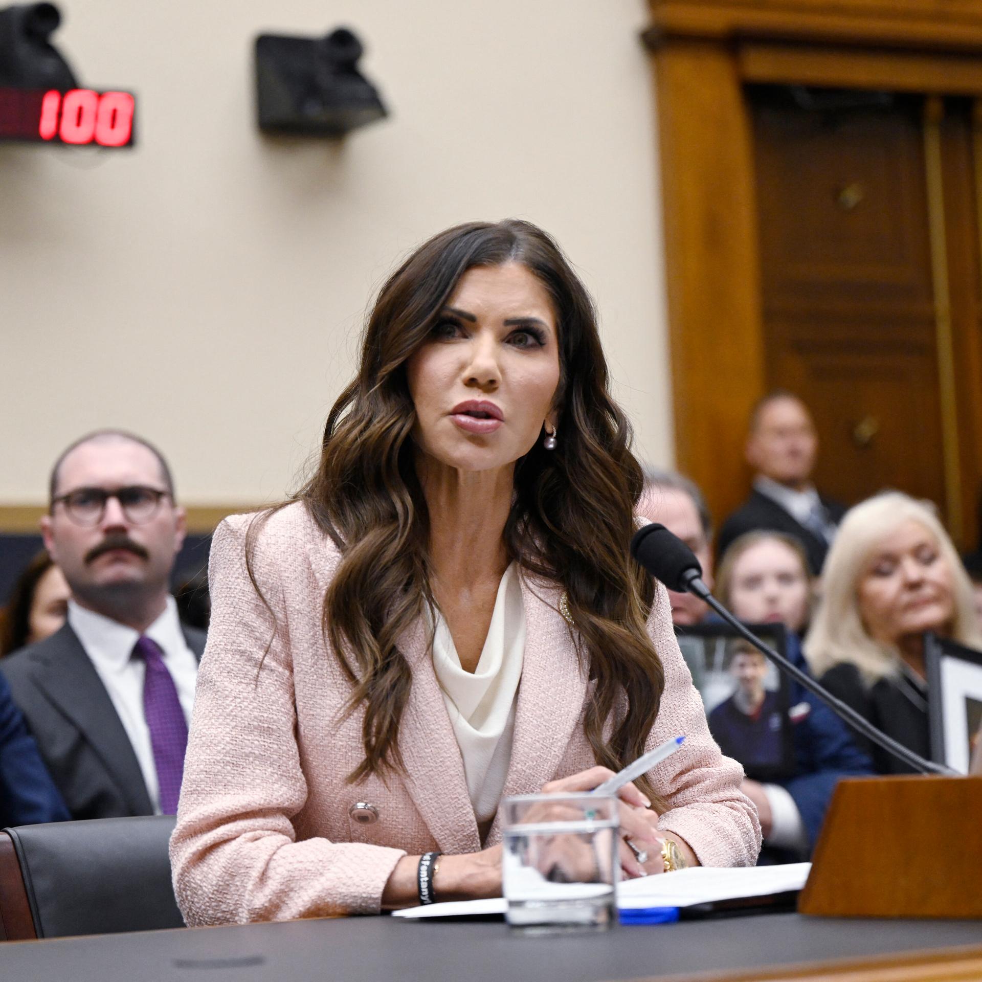 US-Heimatschutzministerin Kristi Noem bei einer Senatsanhörung