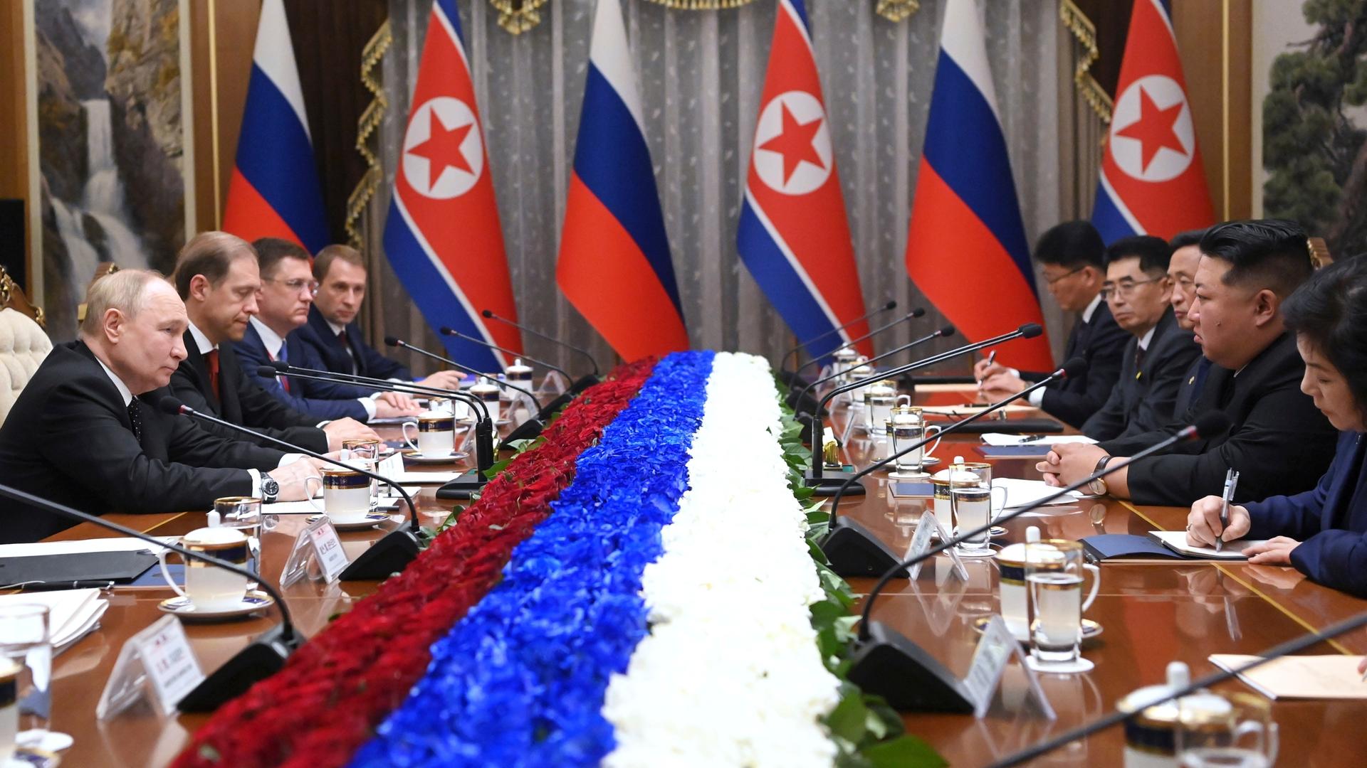 Nordkorea, Pjöngjang: Auf diesem von der staatlichen russischen Nachrichtenagentur Sputnik via AP veröffentlichten Foto nehmen der russische Präsident Wladimir Putin (l) und Nordkoreas Machthaber Kim Jong Un (2.v.r) an den Gesprächen teil. 