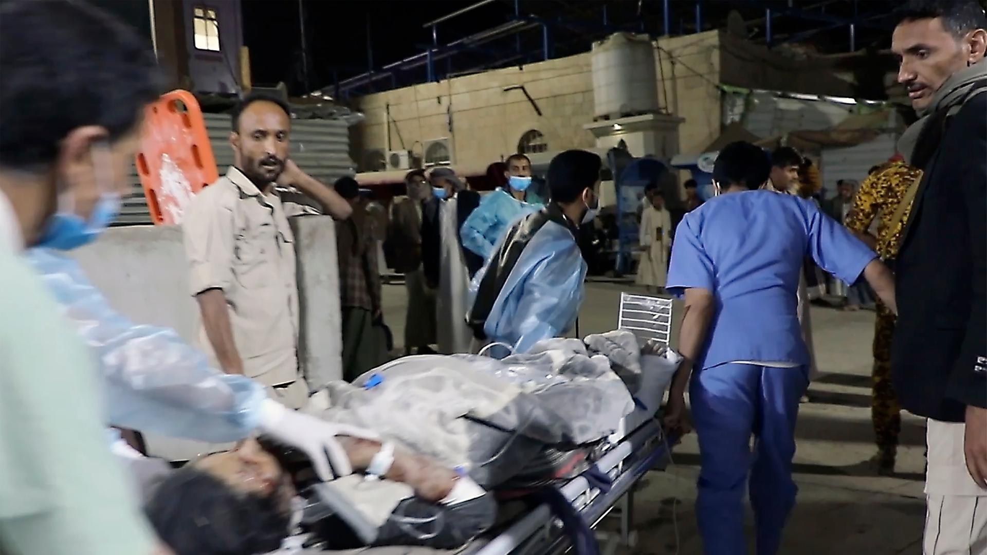 Dieses Foto aus einem Video, das vom Ansar Allah Media Office über den Fernsehsender Al Masirah TV via AP veröffentlicht wurde, zeigt einen Patienten, der nach Luftangriffen auf mehrere Ziele im Land zur Behandlung in ein Krankenhaus in Saada gebracht wird.