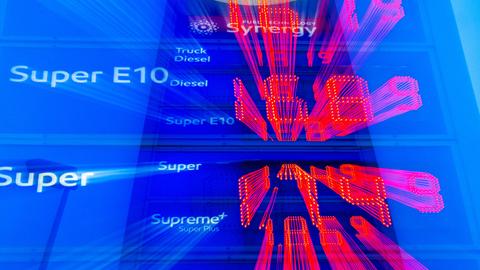 Auf einer Preistafel einer Tankstelle werden die aktuellen Literpreise für Kraftstoff angezeigt. (Aufnahme mit langer Belichtungszeit und Zoomeffekt).