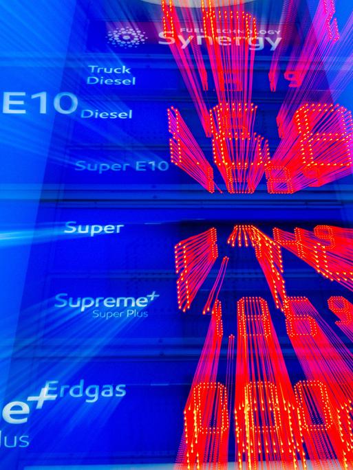 Auf einer Preistafel einer Tankstelle werden am Morgen die aktuellen Literpreise für Kraftstoff angezeigt. (Aufnahme mit langer Belichtungszeit und Zoomeffekt).