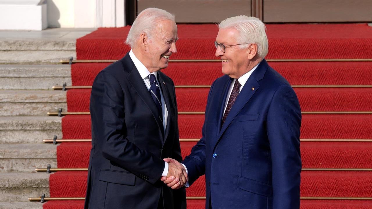 US-Präsident Joe Biden wird vom deutschen Bundespräsidenten Frank-Walter Steinmeiermit Handschlag bei der Begrüßungszeremonie im Schloss Bellevue in Berlin empfangen. 