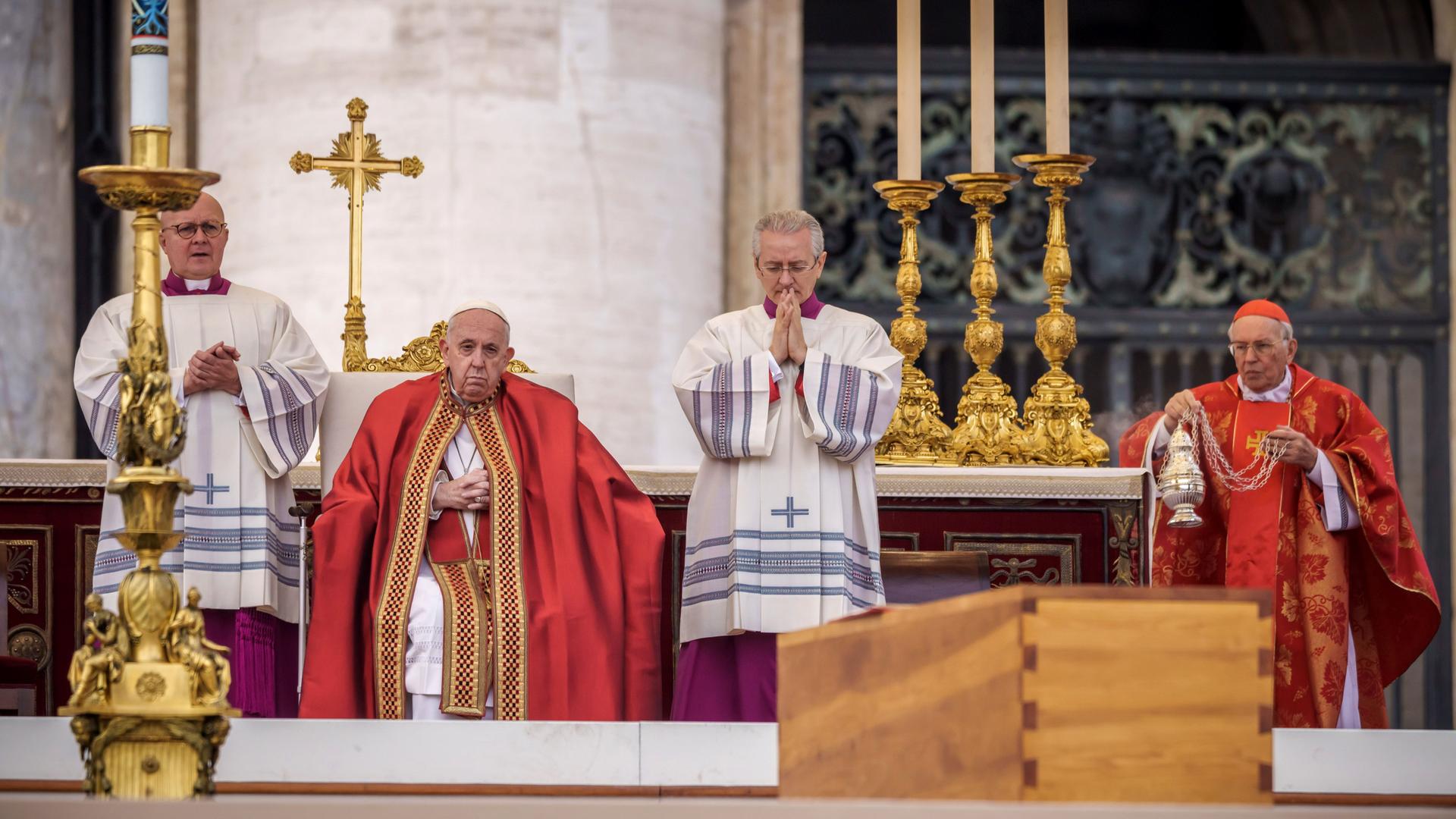 Vatikan, Vatikanstadt: Papst Franziskus (2.v.l.) sitzt hinter dem Sarg des verstorbenen emeritierten Papstes Benedikt XVI. während der öffentlichen Trauermesse für den emeritierten Papst Benedikt XVI. auf dem Petersplatz . Foto: dpa