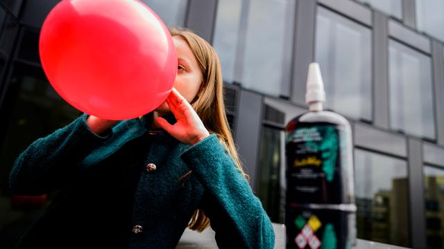 Jugendliche atmen Lach-Gas oft aus einem Ballon ein.