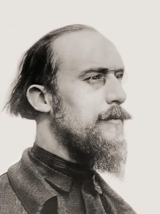 Erik Satie mit Brille auf einer digital bearbeitete Fotografie.