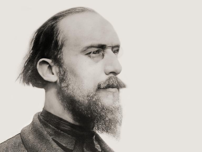 Erik Satie mit Brille auf einer digital bearbeitete Fotografie.