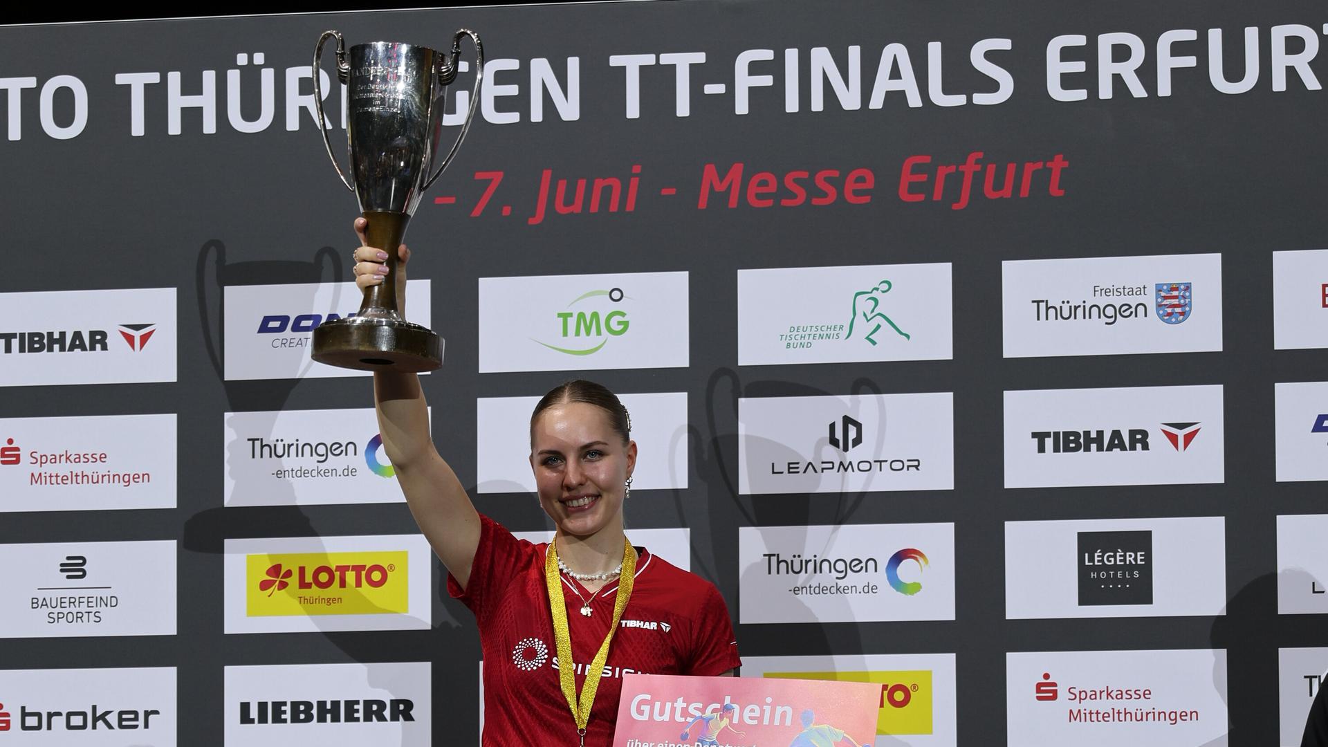 Annett Kaufmann hält ihren Pokal in die Höhe.
